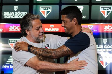 Sao Paulo (SP), Brezilya 01 / 15 / 2024 - Cumhurbaşkanı Julio Casares ve koçu Thiago Carpini, 15 Ocak 2024 tarihinde Sao Paulo 'da düzenlenen basın toplantısı sunumunda, Sao Paulo-SP' de. 