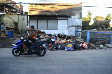RIO DE JANEIRO (RJ), Brezilya 01 / 15 / 2024 - Rio de Janeiro 'nun kuzey bölgesinde yaşayan Rocha Miranda sakinleri, günlerini evlerini ve iş yerlerini temizlemeye ve hasarı azaltmaya çalışarak geçirdiler.. 