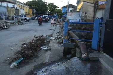 RIO DE JANEIRO (RJ), Brezilya 01 / 15 / 2024 - Rio de Janeiro 'nun kuzey bölgesinde yaşayan Rocha Miranda sakinleri, günlerini evlerini ve iş yerlerini temizlemeye ve hasarı azaltmaya çalışarak geçirdiler.. 