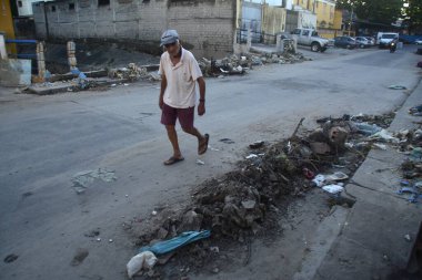 RIO DE JANEIRO (RJ), Brezilya 01 / 15 / 2024 - Rio de Janeiro 'nun kuzey bölgesinde yaşayan Rocha Miranda sakinleri, günlerini evlerini ve iş yerlerini temizlemeye ve hasarı azaltmaya çalışarak geçirdiler.. 