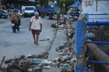 RIO DE JANEIRO (RJ), Brezilya 01 / 15 / 2024 - Rio de Janeiro 'nun kuzey bölgesinde yaşayan Rocha Miranda sakinleri, günlerini evlerini ve iş yerlerini temizlemeye ve hasarı azaltmaya çalışarak geçirdiler.. 