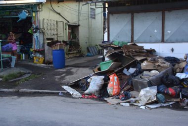 RIO DE JANEIRO (RJ), Brezilya 01 / 15 / 2024 - Rio de Janeiro 'nun kuzey bölgesinde yaşayan Rocha Miranda sakinleri, günlerini evlerini ve iş yerlerini temizlemeye ve hasarı azaltmaya çalışarak geçirdiler.. 