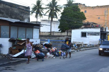 RIO DE JANEIRO (RJ), Brezilya 01 / 15 / 2024 - Rio de Janeiro 'nun kuzey bölgesinde yaşayan Rocha Miranda sakinleri, günlerini evlerini ve iş yerlerini temizlemeye ve hasarı azaltmaya çalışarak geçirdiler.. 