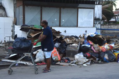 RIO DE JANEIRO (RJ), Brezilya 01 / 15 / 2024 - Rio de Janeiro 'nun kuzey bölgesinde yaşayan Rocha Miranda sakinleri, günlerini evlerini ve iş yerlerini temizlemeye ve hasarı azaltmaya çalışarak geçirdiler.. 