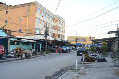 RIO DE JANEIRO (RJ), Brezilya 01 / 15 / 2024 - Rio de Janeiro 'nun kuzey bölgesinde yaşayan Rocha Miranda sakinleri, günlerini evlerini ve iş yerlerini temizlemeye ve hasarı azaltmaya çalışarak geçirdiler.. 