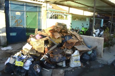 RIO DE JANEIRO (RJ), Brezilya 01 / 15 / 2024 - Rio de Janeiro 'nun kuzey bölgesinde yaşayan Rocha Miranda sakinleri, günlerini evlerini ve iş yerlerini temizlemeye ve hasarı azaltmaya çalışarak geçirdiler.. 