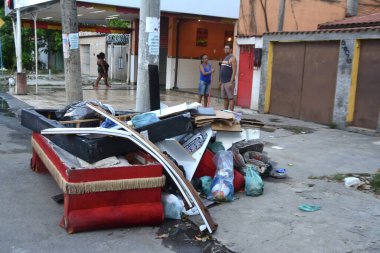 RIO DE JANEIRO (RJ), Brezilya 01 / 15 / 2024 - Rio de Janeiro 'nun kuzey bölgesinde yaşayan Rocha Miranda sakinleri, günlerini evlerini ve iş yerlerini temizlemeye ve hasarı azaltmaya çalışarak geçirdiler.. 