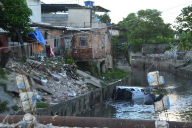RIO DE JANEIRO (RJ), Brezilya 01 / 15 / 2024 - Rio de Janeiro 'nun kuzey bölgesinde yaşayan Rocha Miranda sakinleri, günlerini evlerini ve iş yerlerini temizlemeye ve hasarı azaltmaya çalışarak geçirdiler.. 