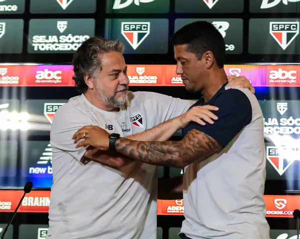 Sao Paulo (SP), Brezilya 01 / 15 / 2024 - Cumhurbaşkanı Julio Casares ve koçu Thiago Carpini, 15 Ocak 2024 tarihinde Sao Paulo 'da düzenlenen basın toplantısı sunumunda, Sao Paulo-SP' de. 