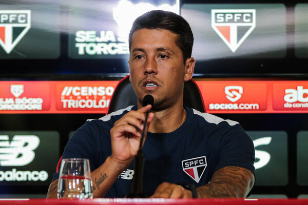 Сан-Паулу (СП), Бразилия 15 / 01 / 2024 - Президент Хулио Касарес с тренером Тиаго Карпини во время презентации пресс-конференции в Сан-Паулу в понедельник, 15 января 2024 года, в CT da Barra Funda, в Сан-Паулу-СП. 