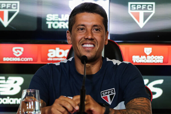 Сан-Паулу (СП), Бразилия 15 / 01 / 2024 - Президент Хулио Касарес с тренером Тиаго Карпини во время презентации пресс-конференции в Сан-Паулу в понедельник, 15 января 2024 года, в CT da Barra Funda, в Сан-Паулу-СП. 