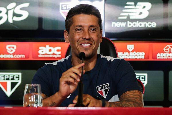 Сан-Паулу (СП), Бразилия 15 / 01 / 2024 - Президент Хулио Касарес с тренером Тиаго Карпини во время презентации пресс-конференции в Сан-Паулу в понедельник, 15 января 2024 года, в CT da Barra Funda, в Сан-Паулу-СП. 