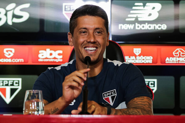 Сан-Паулу (СП), Бразилия 15 / 01 / 2024 - Президент Хулио Касарес с тренером Тиаго Карпини во время презентации пресс-конференции в Сан-Паулу в понедельник, 15 января 2024 года, в CT da Barra Funda, в Сан-Паулу-СП. 