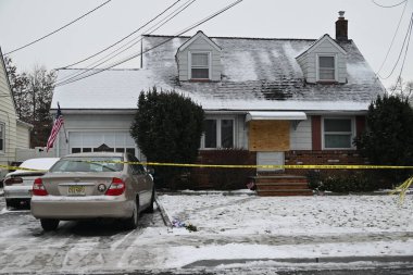 Polis bandı, New Jersey, Union 'da iki çocuk ve iki yetişkinin ölü bulunduğu bir evi perşembe sabahı çevreledi. 18 Ocak 2024, Union, New Jersey, ABD: Union County Savcılığı Cinayet Masası 