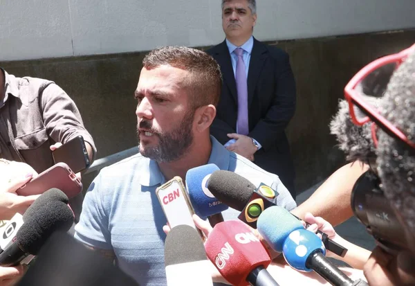 stock image RIO DE JANEIRO (RJ), Brazil 01/18/2024 - Federal deputy Carlos Jordan arrives at the federal police headquarters to give a statement. He had a search warrant for his house this morning (18th)