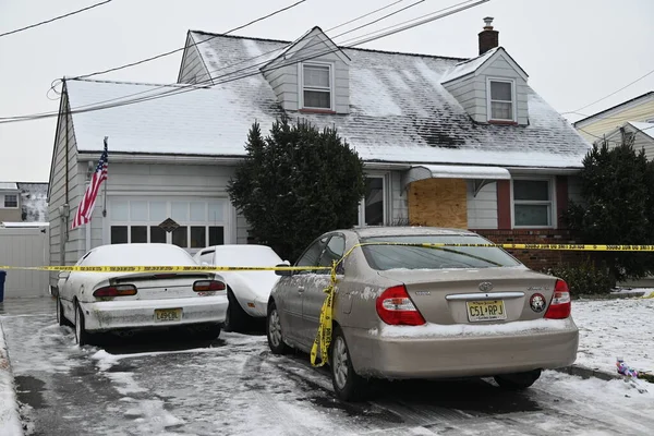 Police Tape Surrounds Home Thursday Morning Two Children Two Adults — Stock Photo, Image