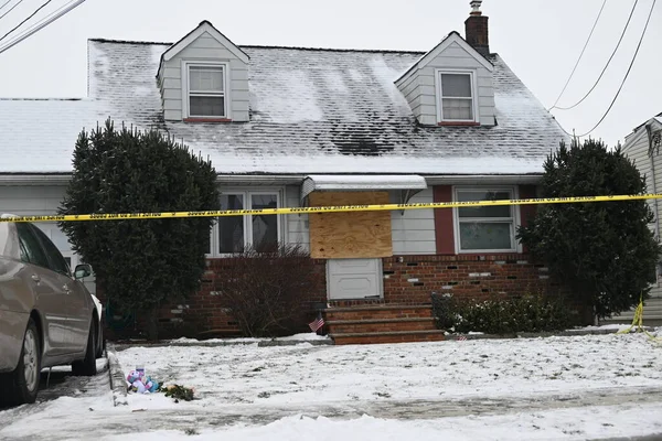 Police Tape Surrounds Home Thursday Morning Two Children Two Adults — Stock Photo, Image