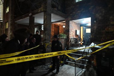 Brooklyn, New York 'ta yaşlı bir erkek ve yaşlı bir kadın bıçaklanmış. 20 Ocak 2024, Brooklyn, New York, ABD: Cumartesi akşamı, polis Brooklyn, New York 'ta 1158 45. Cadde' ye gitti ve 75 yaşında bir erkek ve 75 yaşında bir kadın buldu.