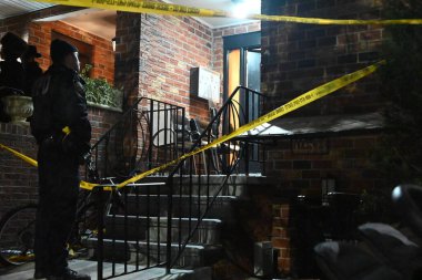 Brooklyn, New York 'ta yaşlı bir erkek ve yaşlı bir kadın bıçaklanmış. 20 Ocak 2024, Brooklyn, New York, ABD: Cumartesi akşamı, polis Brooklyn, New York 'ta 1158 45. Cadde' ye gitti ve 75 yaşında bir erkek ve 75 yaşında bir kadın buldu.