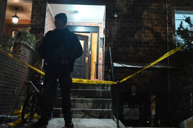 Brooklyn, New York 'ta yaşlı bir erkek ve yaşlı bir kadın bıçaklanmış. 20 Ocak 2024, Brooklyn, New York, ABD: Cumartesi akşamı, polis Brooklyn, New York 'ta 1158 45. Cadde' ye gitti ve 75 yaşında bir erkek ve 75 yaşında bir kadın buldu.