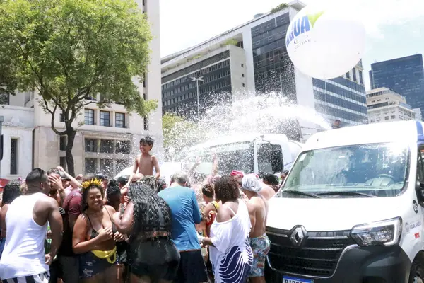 里约热内卢 2024年1月20日 Cedai建立了水化站 并向狂欢者泼水 离狂欢节还有三个星期 这些街区本周末已经在里约的街上了 — 图库照片