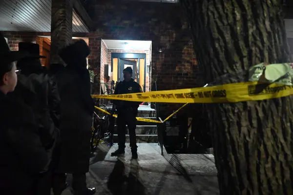 Brooklyn, New York 'ta yaşlı bir erkek ve yaşlı bir kadın bıçaklanmış. 20 Ocak 2024, Brooklyn, New York, ABD: Cumartesi akşamı, polis Brooklyn, New York 'ta 1158 45. Cadde' ye gitti ve 75 yaşında bir erkek ve 75 yaşında bir kadın buldu.