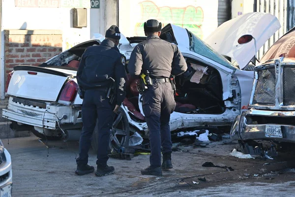 纽约布朗克斯致命的车祸 2024年1月21日 美国纽约布朗克斯 周日上午3点18分左右 在布莱恩特大道和维埃勒大道 一名24岁的男子驾驶一辆白色克莱斯勒 但未能正确地在道路上行驶 — 图库照片