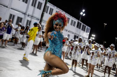 RIO DE JANEIRO (RJ), Brezilya 01 / 21 / 2024 - Paraiso do Tuiuti 'nin bu Pazar Marques de Sapucai' deki teknik provası sırasında Davul Kraliçesi Mayara Lima. 