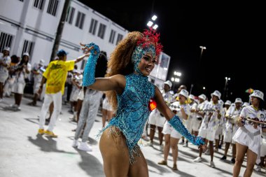 RIO DE JANEIRO (RJ), Brezilya 01 / 21 / 2024 - Paraiso do Tuiuti 'nin bu Pazar Marques de Sapucai' deki teknik provası sırasında Davul Kraliçesi Mayara Lima. 