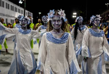 RIO DE JANEIRO (RJ), Brezilya 01 / 21 / 2024 - Paraiso do Tuiuti 'nin bu Pazar Marques de Sapucai' deki teknik provası sırasında Davul Kraliçesi Mayara Lima. 