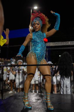 RIO DE JANEIRO (RJ), Brezilya 01 / 21 / 2024 - Paraiso do Tuiuti 'nin bu Pazar Marques de Sapucai' deki teknik provası sırasında Davul Kraliçesi Mayara Lima. 