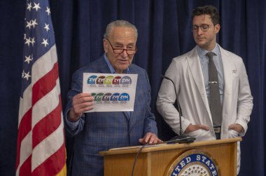 Senatör Schumer FTC FDA 'yı pazarlama ve çocuklarla ilgili sağlık sorunları için ZYN' yi araştırmaya çağırdı. 21 Ocak 2024, New York, New York, ABD: Senato Çoğunluk Lideri, ABD Senatör Chuck Schumer (D-NY)