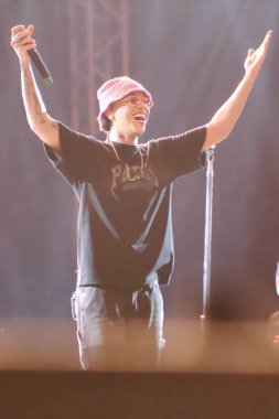 SAO PAULO (SP), Brezilya 01 / 21 / 2024 - Rapçi Teto Pazar gecesi Praia Grande 'de Estacao Verao Show' u salladı (21)).