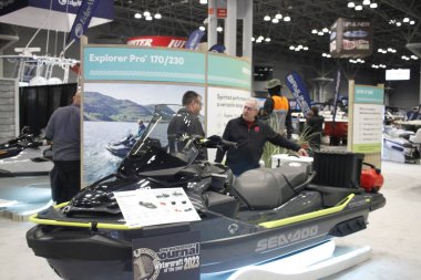 New York Tekne Şovu. 24 Ocak 2024, New York, ABD. Uluslararası Tekne Endüstrisi 'ne (IBI) göre, New York Teknesi 1905' ten beri devam etmektedir ve dünyanın en eski ve en uzun süreli tekne fuarıdır.. 