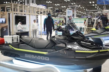 New York Tekne Şovu. 24 Ocak 2024, New York, ABD. Uluslararası Tekne Endüstrisi 'ne (IBI) göre, New York Teknesi 1905' ten beri devam etmektedir ve dünyanın en eski ve en uzun süreli tekne fuarıdır.. 