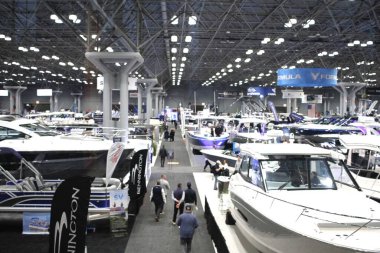 New York Tekne Şovu. 24 Ocak 2024, New York, ABD. Uluslararası Tekne Endüstrisi 'ne (IBI) göre, New York Teknesi 1905' ten beri devam etmektedir ve dünyanın en eski ve en uzun süreli tekne fuarıdır.. 