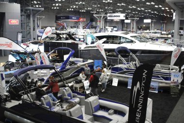 New York Tekne Şovu. 24 Ocak 2024, New York, ABD. Uluslararası Tekne Endüstrisi 'ne (IBI) göre, New York Teknesi 1905' ten beri devam etmektedir ve dünyanın en eski ve en uzun süreli tekne fuarıdır.. 