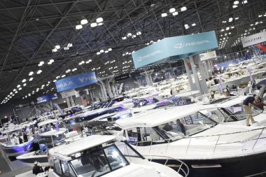 New York Tekne Şovu. 24 Ocak 2024, New York, ABD. Uluslararası Tekne Endüstrisi 'ne (IBI) göre, New York Teknesi 1905' ten beri devam etmektedir ve dünyanın en eski ve en uzun süreli tekne fuarıdır.. 
