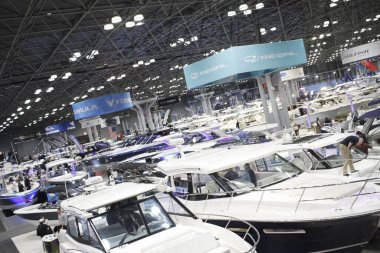 New York Tekne Şovu. 24 Ocak 2024, New York, ABD. Uluslararası Tekne Endüstrisi 'ne (IBI) göre, New York Teknesi 1905' ten beri devam etmektedir ve dünyanın en eski ve en uzun süreli tekne fuarıdır.. 