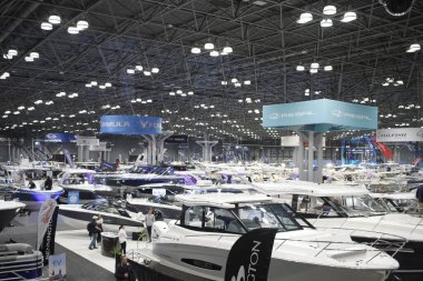 New York Tekne Şovu. 24 Ocak 2024, New York, ABD. Uluslararası Tekne Endüstrisi 'ne (IBI) göre, New York Teknesi 1905' ten beri devam etmektedir ve dünyanın en eski ve en uzun süreli tekne fuarıdır.. 