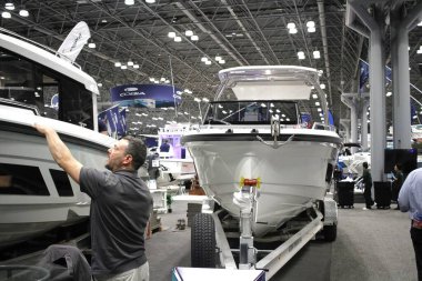New York Tekne Şovu. 24 Ocak 2024, New York, ABD. Uluslararası Tekne Endüstrisi 'ne (IBI) göre, New York Teknesi 1905' ten beri devam etmektedir ve dünyanın en eski ve en uzun süreli tekne fuarıdır.. 