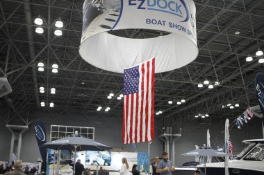 New York Tekne Şovu. 24 Ocak 2024, New York, ABD. Uluslararası Tekne Endüstrisi 'ne (IBI) göre, New York Teknesi 1905' ten beri devam etmektedir ve dünyanın en eski ve en uzun süreli tekne fuarıdır.. 