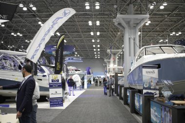 New York Tekne Şovu. 24 Ocak 2024, New York, ABD. Uluslararası Tekne Endüstrisi 'ne (IBI) göre, New York Teknesi 1905' ten beri devam etmektedir ve dünyanın en eski ve en uzun süreli tekne fuarıdır.. 