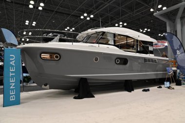 New York Tekne Şovu. 24 Ocak 2024, New York, ABD. Uluslararası Tekne Endüstrisi 'ne (IBI) göre, New York Teknesi 1905' ten beri devam etmektedir ve dünyanın en eski ve en uzun süreli tekne fuarıdır.. 