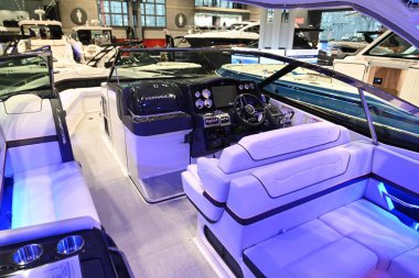 New York Tekne Şovu. 24 Ocak 2024, New York, ABD. Uluslararası Tekne Endüstrisi 'ne (IBI) göre, New York Teknesi 1905' ten beri devam etmektedir ve dünyanın en eski ve en uzun süreli tekne fuarıdır.. 