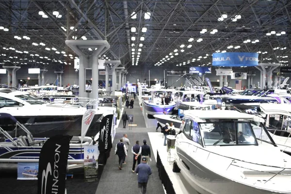 New York Tekne Şovu. 24 Ocak 2024, New York, ABD. Uluslararası Tekne Endüstrisi 'ne (IBI) göre, New York Teknesi 1905' ten beri devam etmektedir ve dünyanın en eski ve en uzun süreli tekne fuarıdır.. 