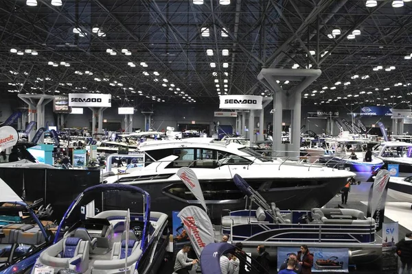 New York Tekne Şovu. 24 Ocak 2024, New York, ABD. Uluslararası Tekne Endüstrisi 'ne (IBI) göre, New York Teknesi 1905' ten beri devam etmektedir ve dünyanın en eski ve en uzun süreli tekne fuarıdır.. 