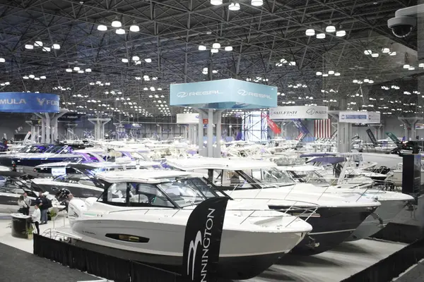 New York Tekne Şovu. 24 Ocak 2024, New York, ABD. Uluslararası Tekne Endüstrisi 'ne (IBI) göre, New York Teknesi 1905' ten beri devam etmektedir ve dünyanın en eski ve en uzun süreli tekne fuarıdır.. 