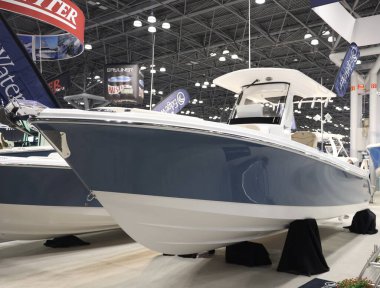 (New York Boat Show 'da. 25 Ocak 2024, New York, ABD: Javits Center 'da 24-28 Ocak tarihleri arasında düzenlenen tekne inşaatı, kano, dalış, motorlu tekne fuarı ile ilgili ABD ve uluslararası ticari konuları göstermektedir.