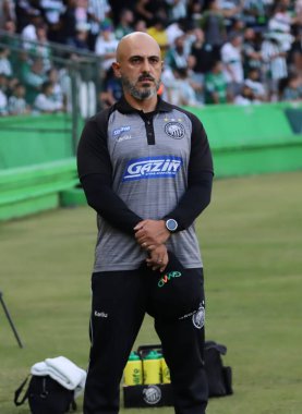 CURITIBA (PR), 01 / 28 / 2024 - Operario 'nun antrenörü Rafael Guanaes, Coritiba ve Operario arasındaki maç sırasında Couto Pereira Stadyumu' ndaki Paranez Şampiyonası 'nın 4. turu için geçerli oldu.